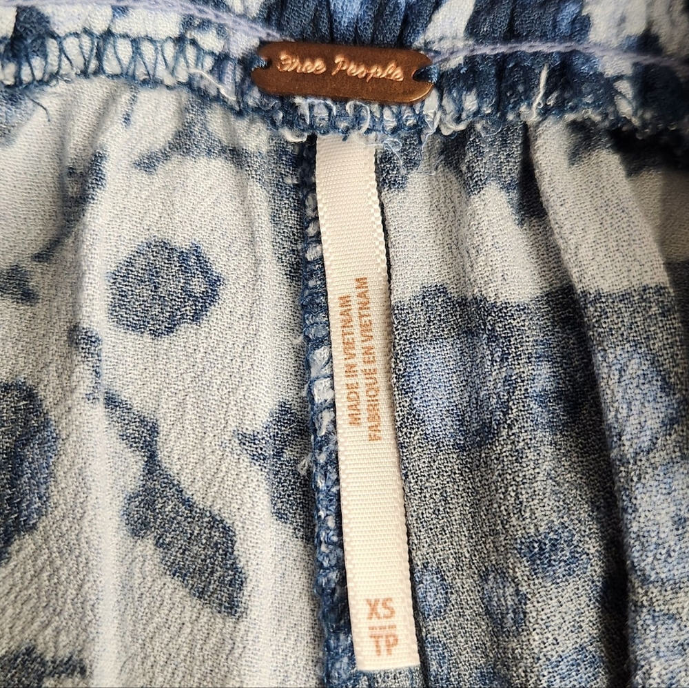 Free People Lady Lady Blue Printed Wide Leg Cropped Smocked Pants Womens Size XS - Picture 12 of 13